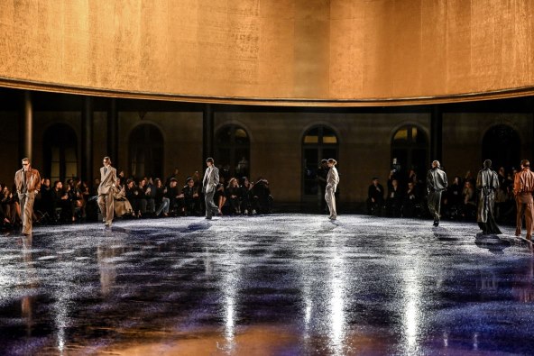 Saint Laurent u Parizu predstavio ženstvenu kolekciju za proljeće 2025