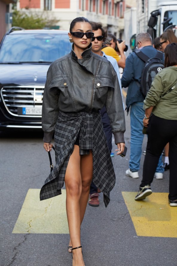 Siva boja street style jesen 2024