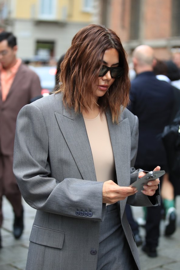 Siva boja street style jesen 2024