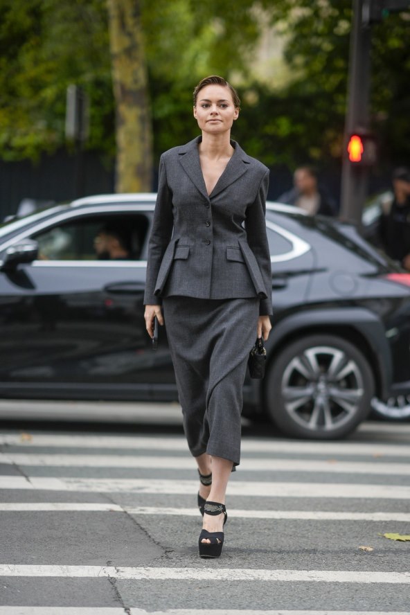 Siva boja street style jesen 2024