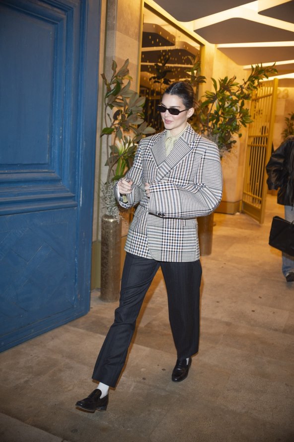 Kendall Jenner nosi trendi karirani blejzer