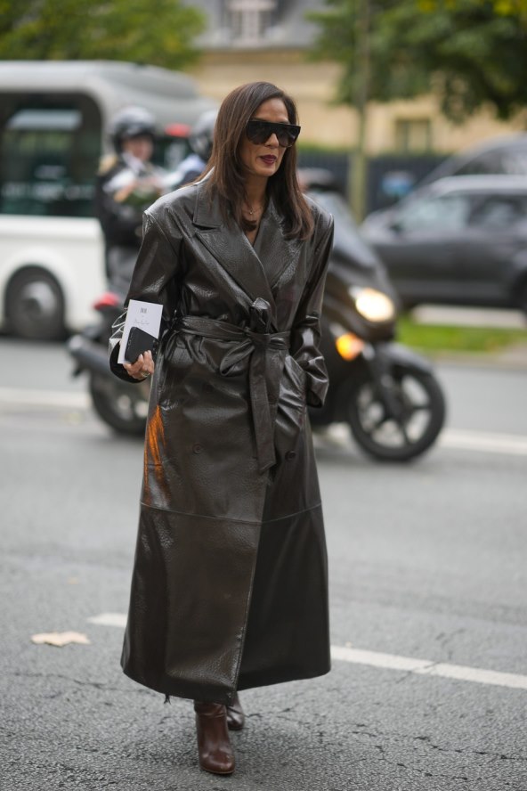 Čokoladno smeđa boja street style jesen 2024