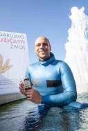 Simboličnim zaronom Goran Čolak najavio "ružičasti mjesec" i humanitarnu kampanju Solgara i Europe Donne Hrvatska