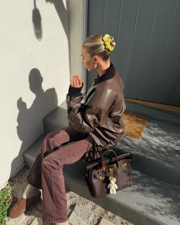 Elsa Hosk odlično kombinira smeđe i bordo modne outfite