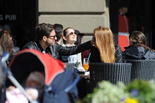 Više se ne skrivaju: Vrući poljupci Nataše Janjić i dečka Marka