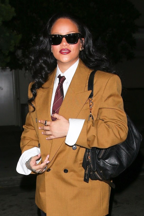 Rihanna odlično nosi blejzer, bijelu košulju i kravatu