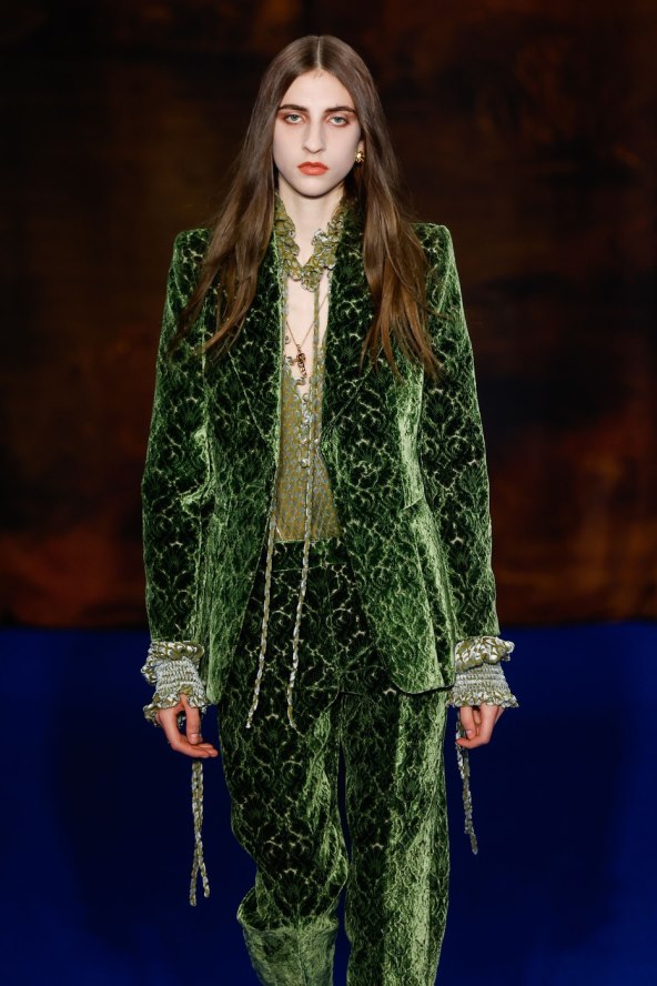 Maslinasto zelena trend sezone koji dominira pistama i ormarima