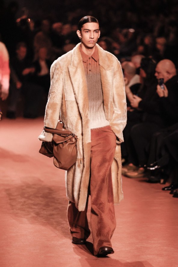 Trendi modeli clutch torbi jesen 2025