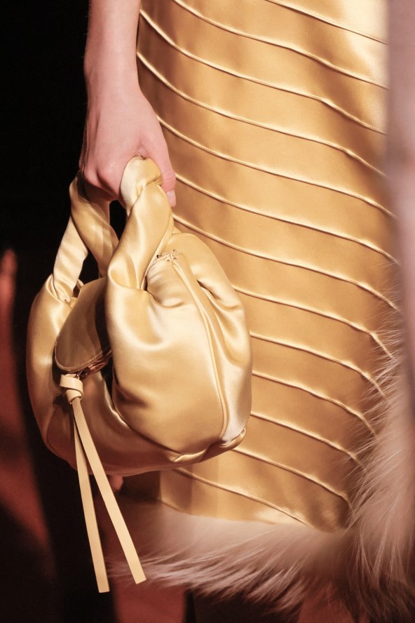 Trendi modeli clutch torbi jesen 2025