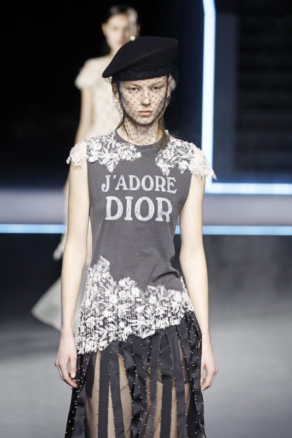 Dior opet ima kultnu majicu JAdore Dior koju je proslavila Carrie Bradshaw