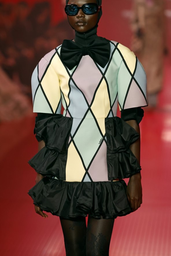 Valentino održao reviju za jesen 2025 u javnom WC