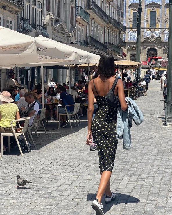 Kako nositi haljine i suknje s tenisicama proljeće 2025