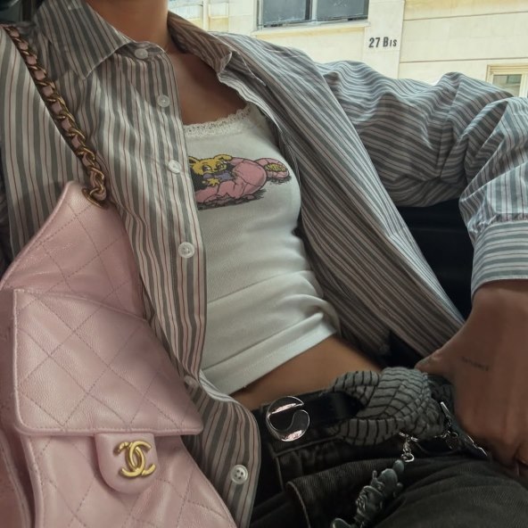 Dua Lipa nosi košulju na prugice