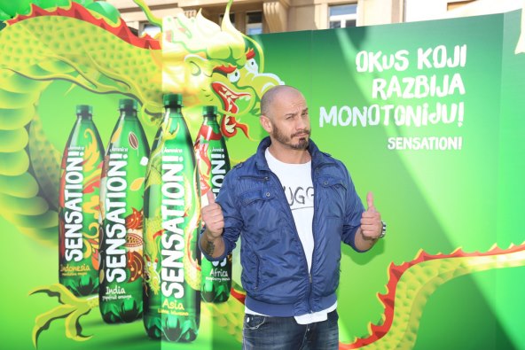 Senzacija na Cvjetnom trgu: Kineski zmaj i indijska plesačica rasplesali zagrebačku špicu