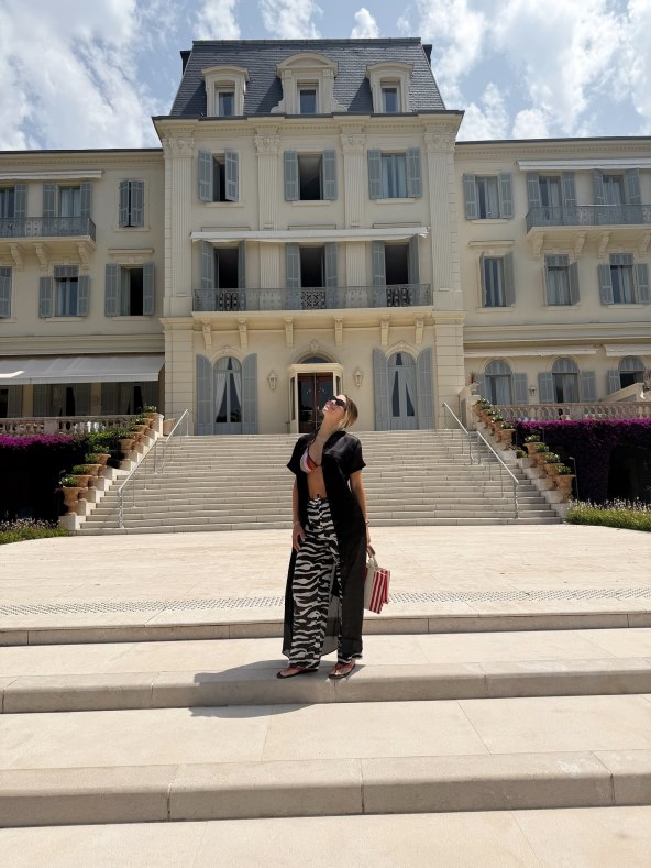 Sofia Richie nosi hlače širokih nogavica zebra uzorka