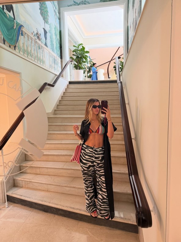 Sofia Richie nosi hlače širokih nogavica zebra uzorka