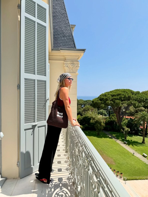 Sofia Richie nosi hlače širokih nogavica zebra uzorka