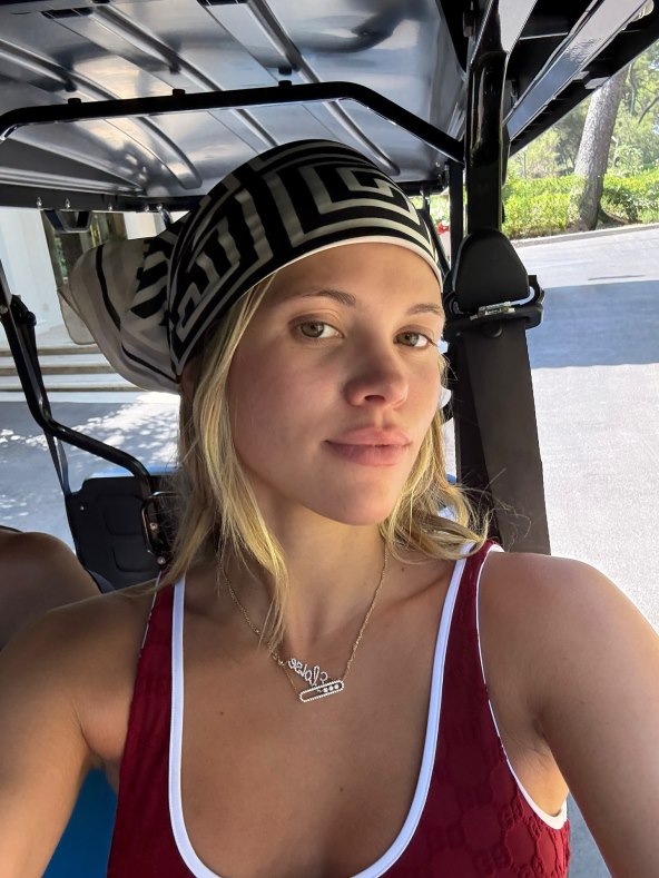 Sofia Richie nosi hlače širokih nogavica zebra uzorka