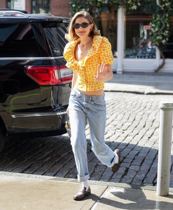 Gigi Hadid u žutom polka dot topu