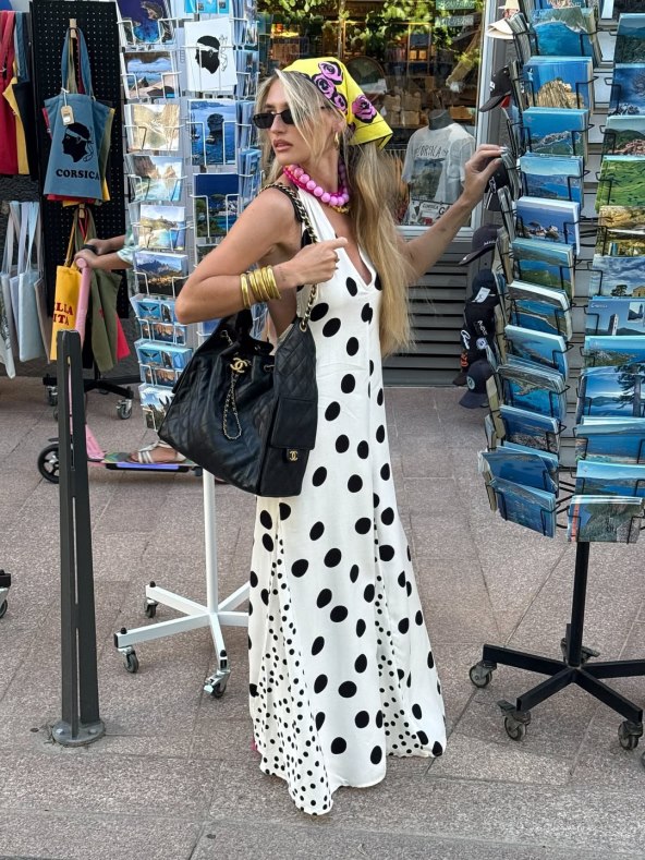 Kako nositi polka dot uzorak ljeto 2025