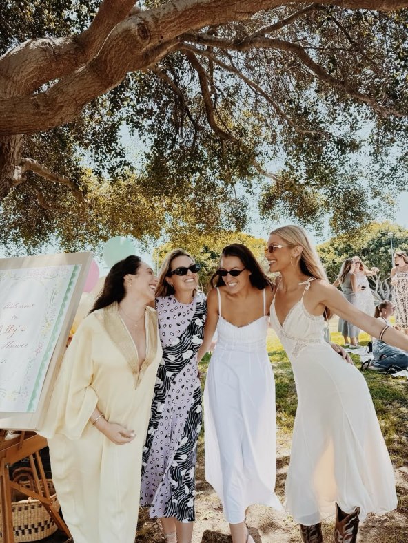 Bella Hadid nosi Mango haljinu ljeto 2025