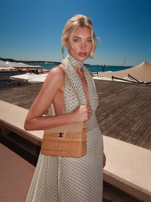 La Dolce Vita glam za plažu koji nosi Elsa Hosk