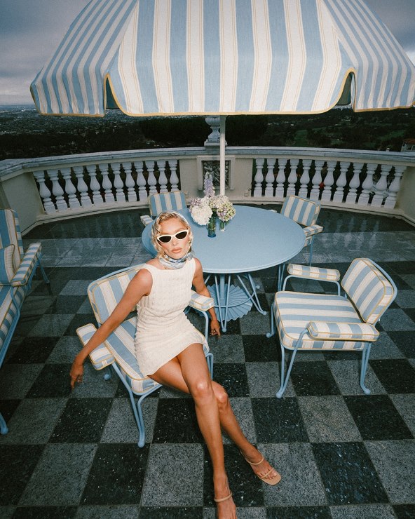 La Dolce Vita glam za plažu koji nosi Elsa Hosk
