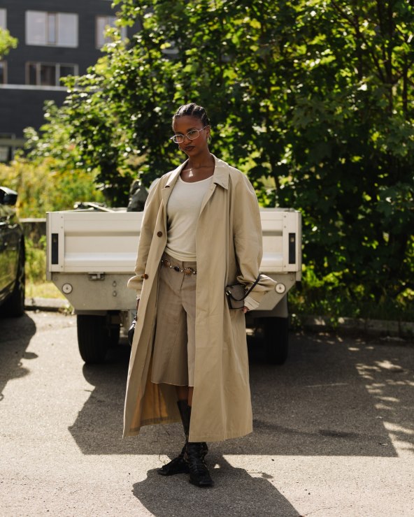 Trench coat trend za jesen 2025 kako nositi baloner