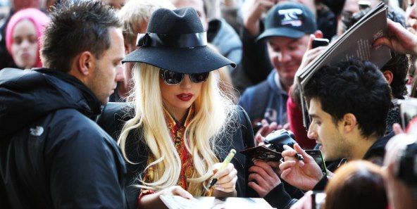 VIDEO Lady Gaga plesala s fanom i skupa pali s pozornice