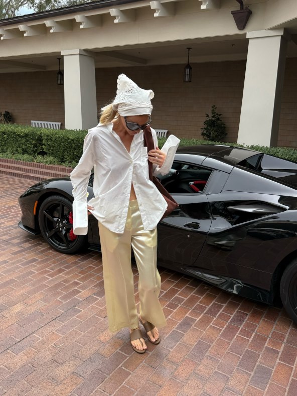 Elsa Hosk nosi bijelu košulju i čipkastu bijelu bluzu