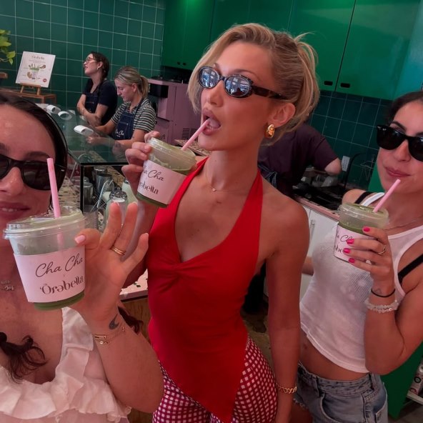 Bella Hadid nosi Gingham capri hlače
