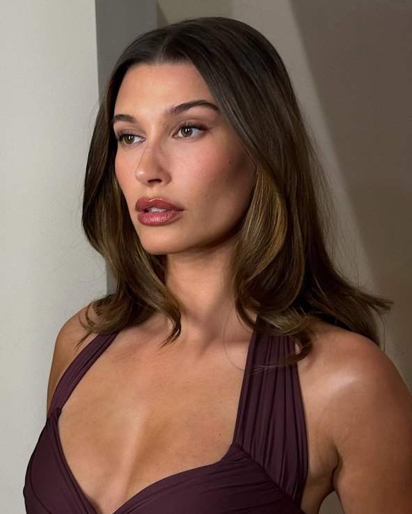 Hailey Bieber u ljubičastoj Saint Laurent haljini