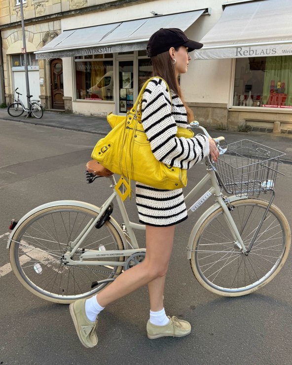 Street style inspiracija kako kombinirati ljetnu i jesensku odjeću