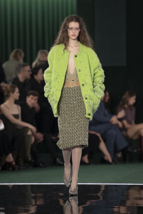 Maslinasto zelena trend sezone koji dominira pistama i ormarima