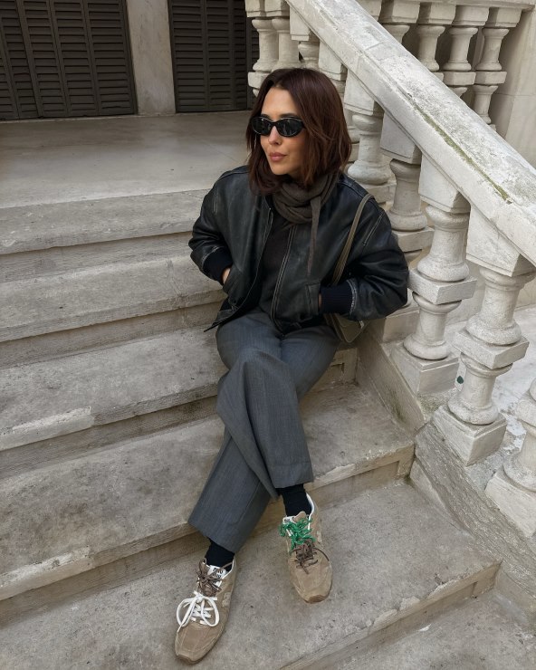Smeđe tenisice su modni trend za jesen 2025