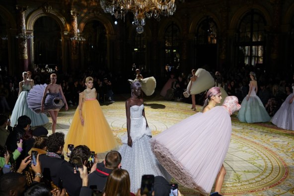 Emily Ratajkowski zaštitno lice kampanje Flowerbomb parfem Viktor&Rolf