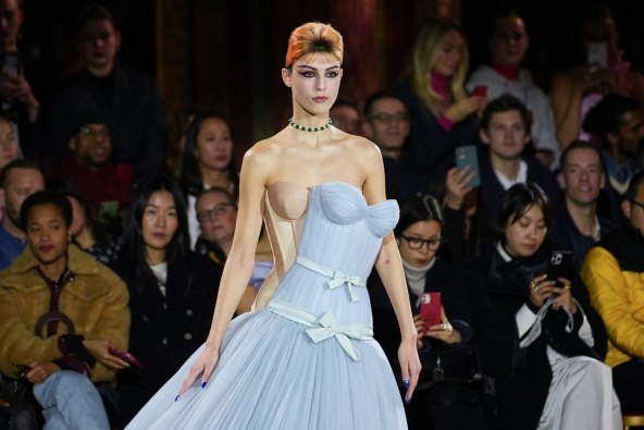 Emily Ratajkowski zaštitno lice kampanje Flowerbomb parfem Viktor&Rolf