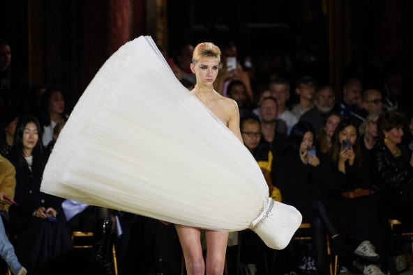 Emily Ratajkowski zaštitno lice kampanje Flowerbomb parfem Viktor&Rolf