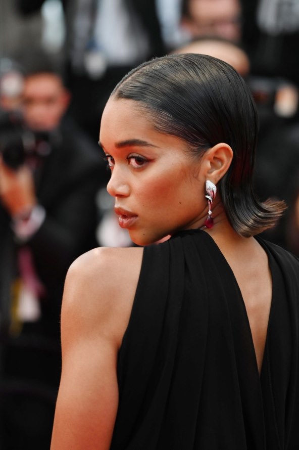 Laura Harrier s long bob frizurom