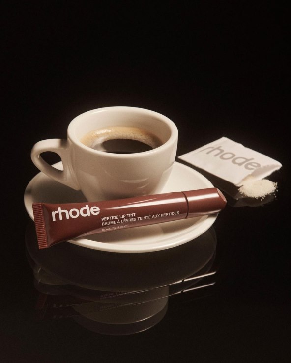 Espresso Lips trend smeđih usana za zimu 2024