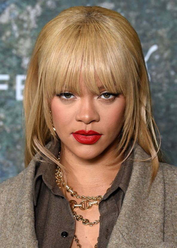 Rihanna nosi trendi frizuru ravno feniranu kosu i šiške