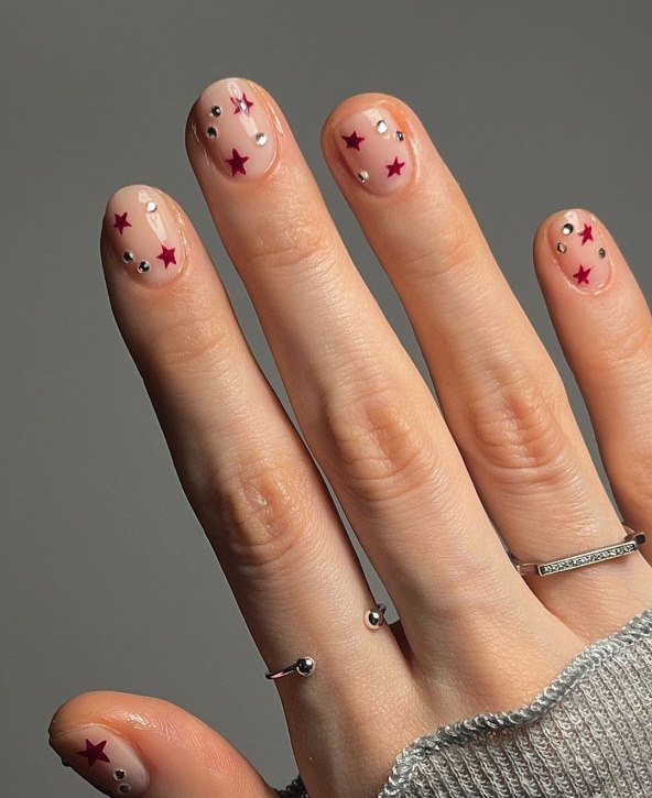 7 ideja za blagdansku manikuru 2024