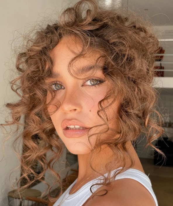 Cloud Curls frizura za ljeto 2025