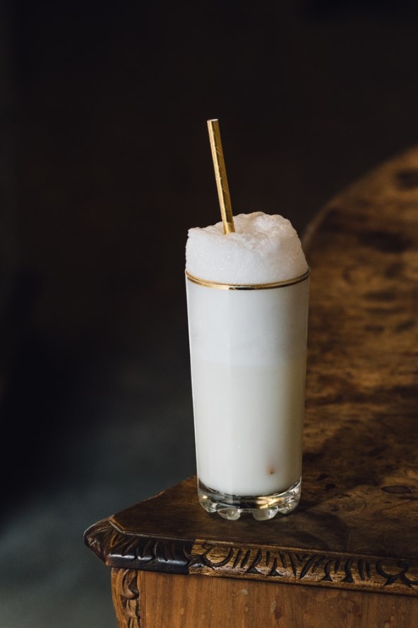 Pripremite osvježavajući koktel gin fizz