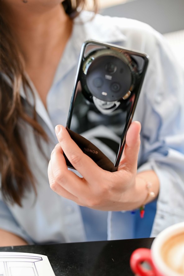 Neizostavni saveznik u vašem danu je pametni telefon Honor Magic5 Pro