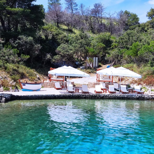 Otkrijte neotkrivenu ljepotu otoka Hvara u Lounge & beach bar Hidden Lagoon