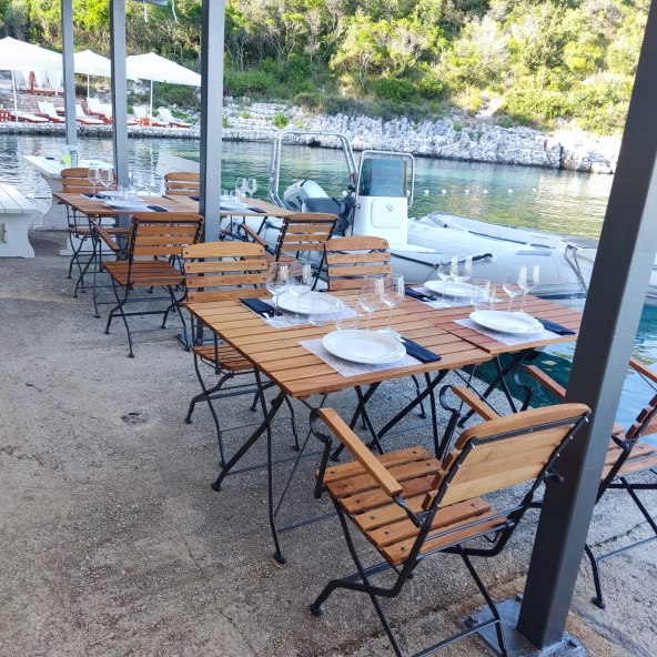 Otkrijte neotkrivenu ljepotu otoka Hvara u Lounge & beach bar Hidden Lagoon