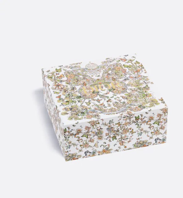 Romantične Dior kuglice za jelku zima 2023