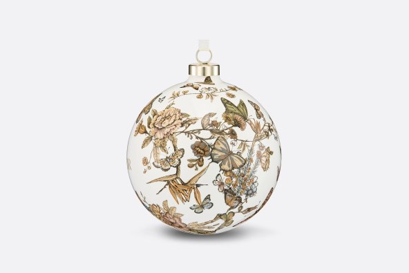 Romantične Dior kuglice za jelku zima 2023