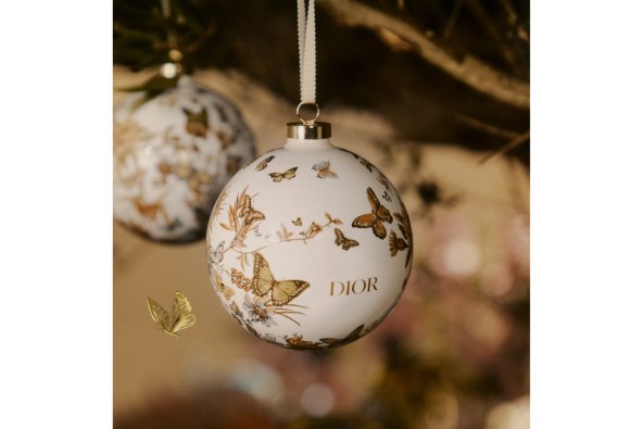 Romantične Dior kuglice za jelku zima 2023